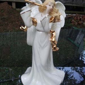 Porcelain angle that plays music